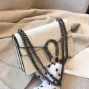 Damska torebka crossbody z wężowym wzorem i ozdobną klamrą. Łańcuszkowy pasek z ciemnego metalu. Klapa. Sztuczna skóra 25 x 16 x 9 cm 1