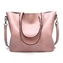 Dámská velká kabelka do ruky i přes rameno s dvěma uchy a odepínacím popruhem Lesklý povrch PU kůže Délka uch 23 cm 32 x 29 x 13 cm 3