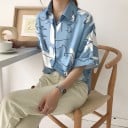 Dámská volná košile s krátkým rukávem a abstraktním potiskem Světle modrá s bílými plochami a černou kresbou Větší límeček Polyester 2