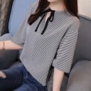 Dámska voľnejšia blúzka so stojáčikom a čiernou mašľou pri krku Čiernobiely kockovaný vzor Nabierané rukávy so zaväzovaním Polyester a akryl 2