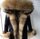 Dámska zimná parka s kapucňou lemovanou kožušinou z mývala Kožušinová podšívka a manžety Stahovanie v páse Dĺžka do polovice stehien 3