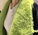 Dámská zimní bunda z umělé kůže s plyšovou podšívkou Krátký letecký střih Černá s limetkově zeleným kožíškem Široký límec a pásek 3