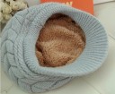 Dámská zimní pletená čepice s kšiltem Hřejivá plyšová podšívka Plastický vzor lístků Vlna a bavlna Obvod hlavy 54 až 58 cm 14