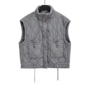 Dámská zimní šedá vesta s výstřihem do O a tkaničkou v pase Stylová jednobarevná vesta s kapsičkami a zapínáním na knoflíky Lehký polyester 1