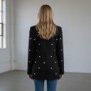 Dámské dvouřadové sako se stříbrnými srdíčky Ozdobné aplikace Špičaté klopy Kapsy Polyester a bavlna Černé Do práce i na večírek 4