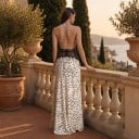 Dámské elegantní dlouhé šaty až na zem bez rukávů s hlubokým výstřihem do V a krajkou v pase v bílé barvě s černými puntíky 9