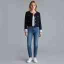 Dámské krátké sako bez límce se zlatými knoflíky Pruhované manžety Strukturovaná látka Polyester a bavlna Tmavě modré Do práce i města 3