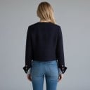 Dámské krátké sako bez límce se zlatými knoflíky Pruhované manžety Strukturovaná látka Polyester a bavlna Tmavě modré Do práce i města 6