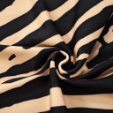 Dámské přiléhavé mini šaty bez ramínek se vzorem zebra a černým lemem u výstřihu i na spodním okraji v černobéžové barvě 16