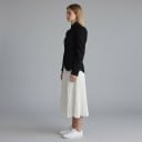 Dámské sako se stojáčkem a nabíranými rameny Zapínání na 4 knoflíky Vypasovaný střih Zaoblený lem Polyester Černé Do kanceláře 7