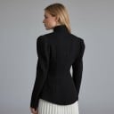 Dámske sako so stojáčikom a naberanými ramenami Zapínanie na 4 gombíky Vypasovaný strih Zaoblený lem Polyester Čierne Do kancelárie 5