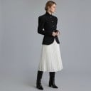 Dámske sako so stojáčikom a naberanými ramenami Zapínanie na 4 gombíky Vypasovaný strih Zaoblený lem Polyester Čierne Do kancelárie 9