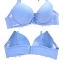 Damski dwuczęściowy zestaw bielizny: biustonosz z gładkimi formowanymi miseczkami i koronkowym wykończeniem oraz stringi z koronką 11