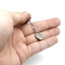 Damski kolczyk kółko z zawieszką w kształcie serca Srebrny kolor Biżuteryjny metal Błyszczące serduszko 1,5 x 1,5 cm na łańcuszkowym ogniwie 2