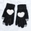 Damskie zimowe rękawiczki z sercem 3