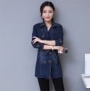 Dámský dvouřadý džínový kabát Prodloužený projmutý střih Klopový límec a pásek s mašlí na zádech Tmavě modrý denim z bavlny a polyesteru 3