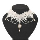 Dámsky krajkový choker náhrdelník s príveskom a retiazkami so zapínaním krajka biela elegantný doplnok na krk pre spoločenské nosenie 1