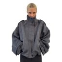 Dámský krátký oversize kabát s vysokým stojáčkem na knoflíky s bočními kapsami a širokými rukávy na podzim do města 1