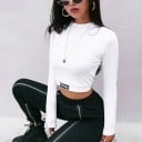 Dámský krátký top s dlouhým rukávem a stojáčkem Bílý přiléhavý crop střih Černá nášivka s nápisem na lemu Bavlna se spandexem 2