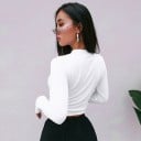 Dámský krátký top s dlouhým rukávem a stojáčkem Bílý přiléhavý crop střih Černá nášivka s nápisem na lemu Bavlna se spandexem 3