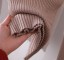 Dámský pletený svetr s výstřihem 3