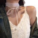 Dámsky zavazovací choker s krajkou, bielej farby, elegantný módny doplnok pre slávnostné a voľnočasové outfity 2