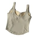 Débardeur de sport pour femmes avec coussinets et larges bretelles avec coutures sculptantes et ourlet arrondi pour le yoga, le pilates 11
