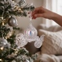 Decoração de Natal para Árvore Carruagem de Conto de Fadas com Cabine Redonda Transparente com Brilho Perolado Rodas Decoradas com Fita para o Natal 4