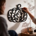 Decoración colgante de Halloween para puertas Calabaza con ornamentos 30 x 28 cm Silueta recortada Negra Placa decorativa Decoración de otoño 4
