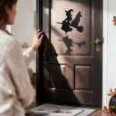 Decoración de Halloween para puerta Bruja con perro en escoba 30 x 29 cm Silueta negra Cartel decorativo Adorno de entrada e interior 3