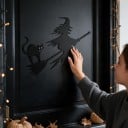 Decoración de Halloween para puertas Bruja con gato en escoba 30 x 25 cm Silueta metálica Hierro Negra Placa decorativa Adorno de entrada y hogar 4
