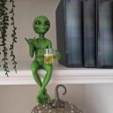 Decoratieve beeldje zittende alien met bier 15 cm Plastic figuur Grappige sci-fi decoratie voor tafel plank origineel cadeau 2