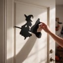 Decorațiune de Halloween pentru uși Vrăjitoare cu câine pe mătură 30 x 29 cm Siluetă neagră Placă decorativă Decorațiune pentru intrare și interior 4