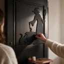 Decorațiune de Halloween pentru uși Vrăjitoare la cazan cu mătură și pisică 29 x 30 cm Siluetă neagră Placă decorativă Decorațiune pentru intrare 3