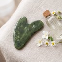 Dedicatória de Gua Sha em forma de coração 7,5 x 5 cm Ferramenta de massagem em pedra natural Verde escuro Para massagem facial e do pescoço 5