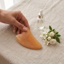 Dedicatória Gua Sha de resina 9,5 x 5,5 cm Escova de massagem manual com bordas arredondadas Âmbar Para massagem do rosto, pescoço e corpo 5