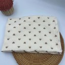 Deka de muselina de algodão para bebés 85x65 cm Toalha de banho para bebés Saco de dormir Padrão corações pretos Fundo bege Para recém-nascidos 2