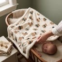 Deka pour emmailloter les bébés 100 x 75 cm avec un côté pelucheux et des ours bruns en tenue verte sur fond crème pour un recouvrement hivernal 4