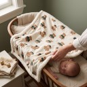 Deken voor het inwikkelen van baby's 100 x 75 cm met een pluizige kant en bruine teddyberen in groene kleding op een crèmekleurige achtergrond 4