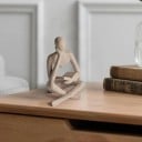Dekoratív soška 8,5 x 6 x 11,5 cm Ülő figura könyvvel Absztrakt művészet Modern lakásdekoráció asztalra Dizájnos figura gyantából 3