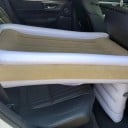 Dětská nafukovací postel do auta s bočními mantinely proti vypadnutí měkký flanelový povrch PVC bílá s béžovým povrchem na cesty 5