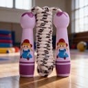 Dětské švihadlo s motivem holčičky Dřevěné rukojeti Měkké bavlněné lano 2,7 m Nastavitelná délka Pro děti do 160 cm Fialové 5