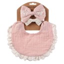 Dětský bryndák s volánkovým lemem a dvě gumičky s mašlemi Set 3 ks Šířka bryndáku 24 cm Velikost mašlí 10,5 cm a 8 cm Patentky u krku 9