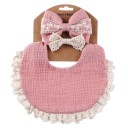 Dětský bryndák s volánkovým lemem a dvě gumičky s mašlemi Set 3 ks Šířka bryndáku 24 cm Velikost mašlí 10,5 cm a 8 cm Patentky u krku 6