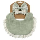 Dětský bryndák s volánkovým lemem a dvě gumičky s mašlemi Set 3 ks Šířka bryndáku 24 cm Velikost mašlí 10,5 cm a 8 cm Patentky u krku 4