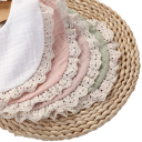 Dětský bryndák s volánkovým lemem a dvě gumičky s mašlemi Set 3 ks Šířka bryndáku 24 cm Velikost mašlí 10,5 cm a 8 cm Patentky u krku 2