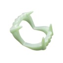 Dientes de vampiro que brillan en la oscuridad 3