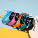 Digitaal kinderhorloge met LED-display, kleurrijk siliconen horloge voor kinderen, waterdicht polshorloge met tijd, datum en temperatuur 2