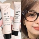 Dlouhotrvající BB krém 30 ml s rychlým tvořením filmu a uzamykáním barvy pro snadno nositelné krytí pleti a sjednocení tónu obličeje 2