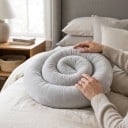 Dlouhý polštář do postele 2 m Válcový mantinel kolem postýlky Ohebný tvar bez rohů Opora na ležení i sezení Doplněk do dětského pokoje 6